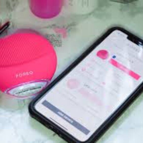 Foreo Luna Mini Facial Cleansing Device - Picture 5 of 6
